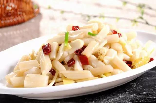 都说冬至饺子夏至面,柳州人则最喜欢吃上一碗凉拌粉,爽口香脆,调汁