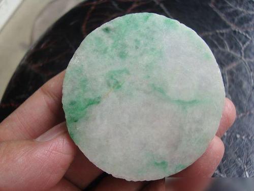 雕刻翡翠剩下的手镯心,重新利用一下,比手镯还要美!