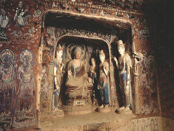 位于敦煌城东南25公里的鸣沙山麓,是我国三大石窟艺术宝库之一