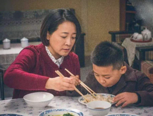 "婆家人"和"娘家人",谁更疼娃?"进化心理学"给出科学排序