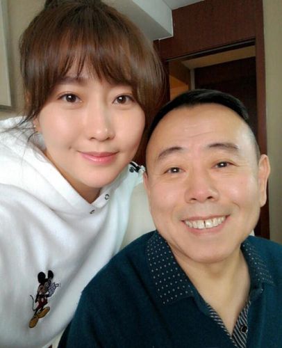 潘长江女儿潘阳携家人外出游玩 晒自拍尖下巴抢镜