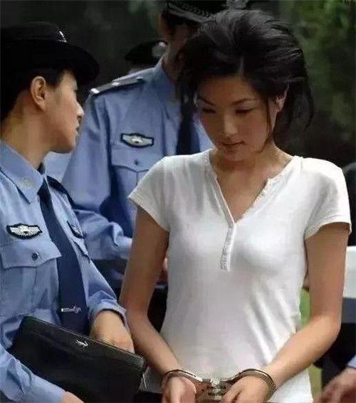 1983年,毕丽梅生于黑龙江方正县的一个普通家庭,父母在外忙于工作.