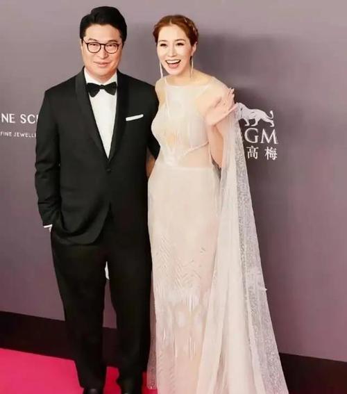 徐子淇终于端庄一回,穿白色拖尾连衣裙优雅高贵,转身惊艳了