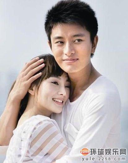 对感抢鋈 正文    他们是通过朋友介绍认识的,贾乃亮一见到李小璐就