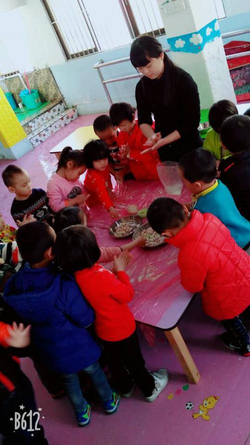 云落镇菲凰幼儿园致――大4班宝贝做汤圆