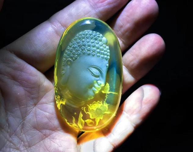 邹保清墨西哥阴雕蓝珀作品《花开见佛》