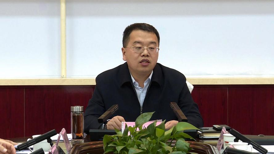 董雄伟主持召开县委常委会议