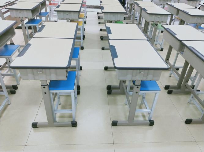 阶梯教室上课课桌椅摆放标准