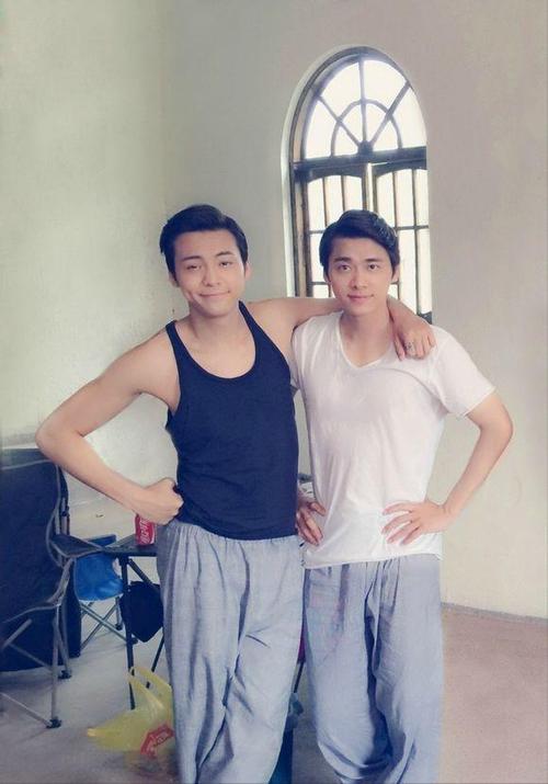 李易峰和好友陈伟霆的亲密合照