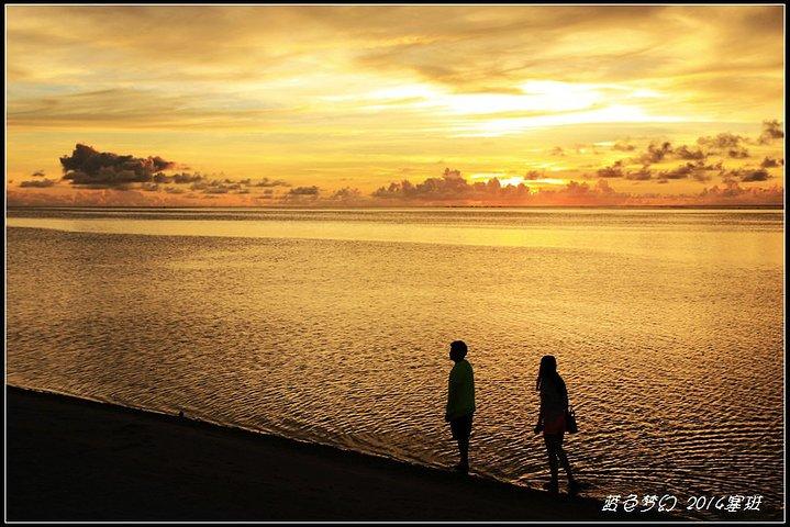 海面被晚霞染红,又见彩霞满天