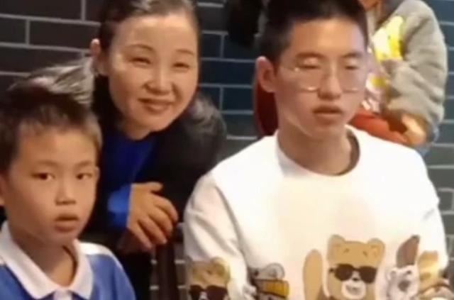 不过也有人觉得,孙卓妈妈这是想要把一切美好的事物都倾注到孙卓的
