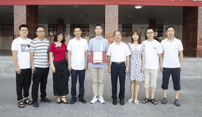 南充市白塔中学为考取北京大学的王睿民同学颁奖