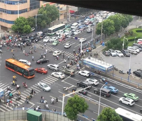 常州市区一奔驰撞倒多辆电动车,多人受伤