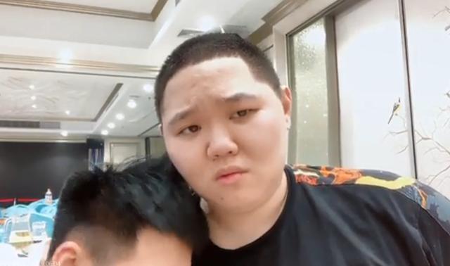 网友线下偶遇到茄子,直接一句:茄子wdnmd,茄子内心:小