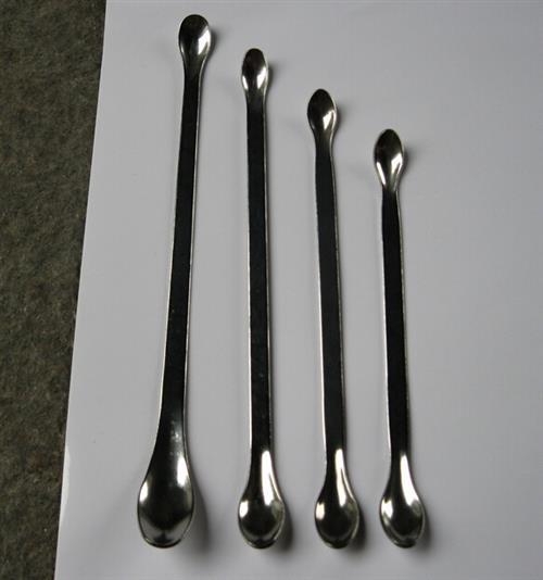 大多数药匙只有一个勺,通常由金属,牛角或者塑料制成.