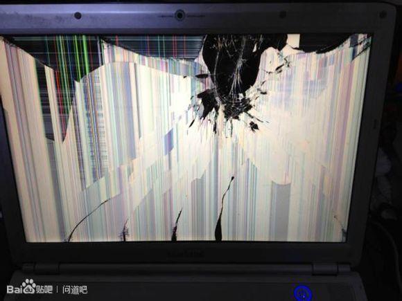 冲五行大使打了一拳,电脑显示器就成这了   到网吧发帖警告大家远离