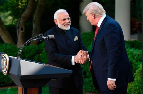 印度总理莫迪与美国总统特朗普握手(图源:视觉中国)
