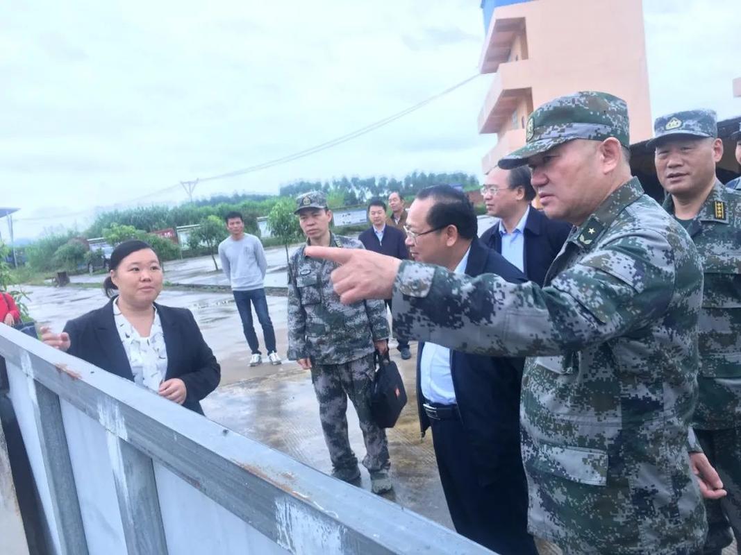 广西军区司令员何仁学少将到兴宾区正龙乡调研指导军队扶贫工作