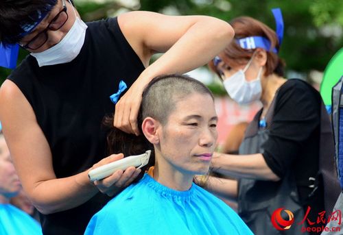 韩国民众近千人削发反萨德10