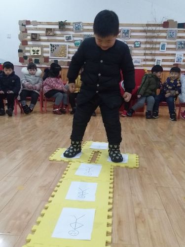 创新游戏《跳格子》