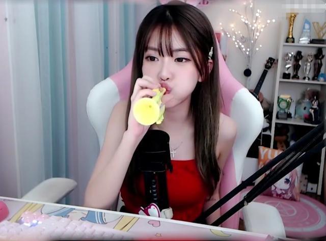 周淑怡多次举报二台"搞黄色",却私下大秀"开火车",细