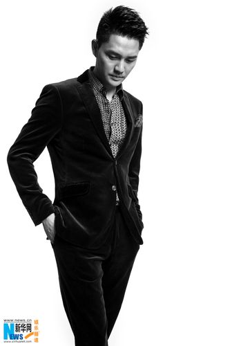 央视主持人顾斌曝黑白写真 优雅尊贵气质出众