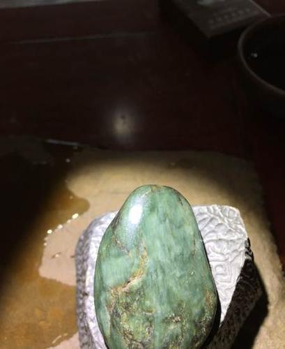 新疆 和田玉籽料 青玉沙枣青 猫眼效应