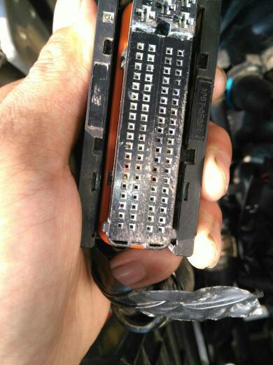 五菱宏光汽车ecu的针脚断在了插头里,有的断的有点深怎么取出来呀!