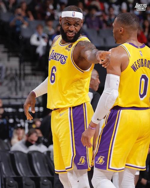 詹姆斯意外受伤湖人季前赛6连败现在交易威少还来得及吗