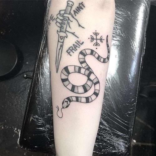 线条小臂蛇纹身图案