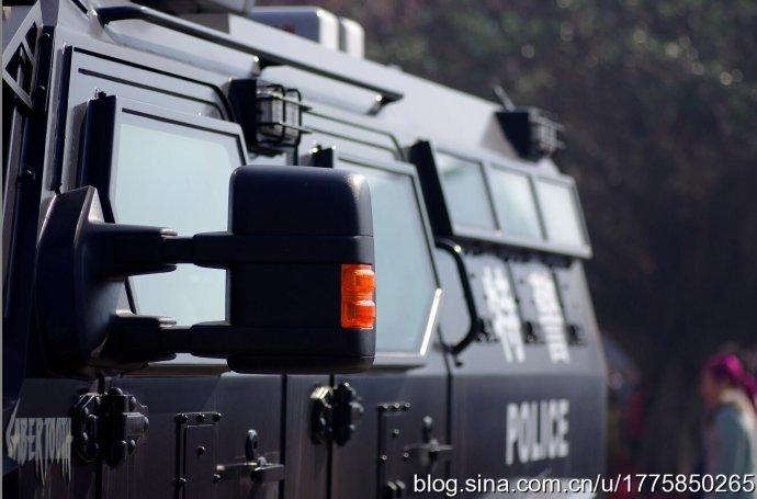 "剑齿虎"防暴装甲车.