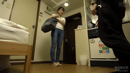 gif剧情图解:周末上门保洁的美少女家政妇