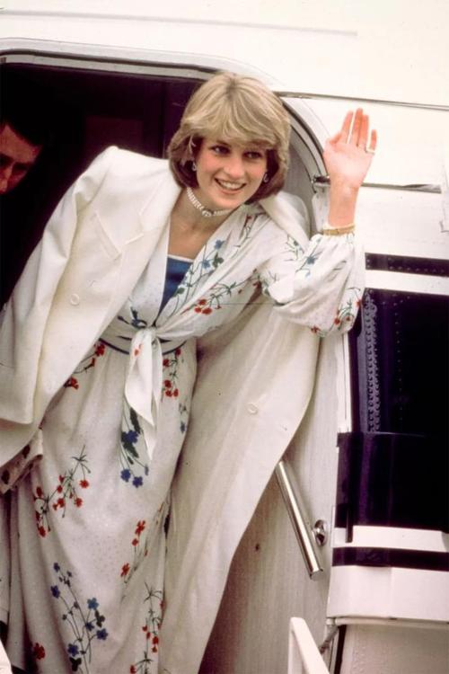 戴安娜不愧为"女神"!34年前与美国南希里根同框,颜值丝毫不输
