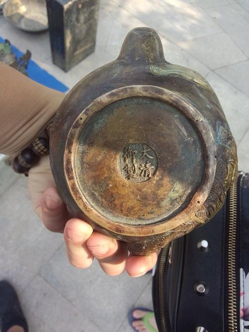 看见个铜壶 大清御制的款 请专家高手帮忙鉴别真伪 !坐等!