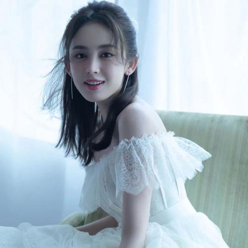 古力娜扎荣获2021中美电视节年度优秀青年演员奖