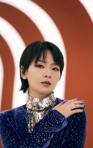 歌手周笔畅,歌声动听,唱跳俱佳,来看美照吧