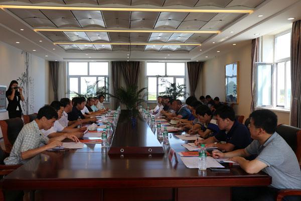 青冈县委副书记,县长丁树丰到大董黑土地农业有限公司现场办公.