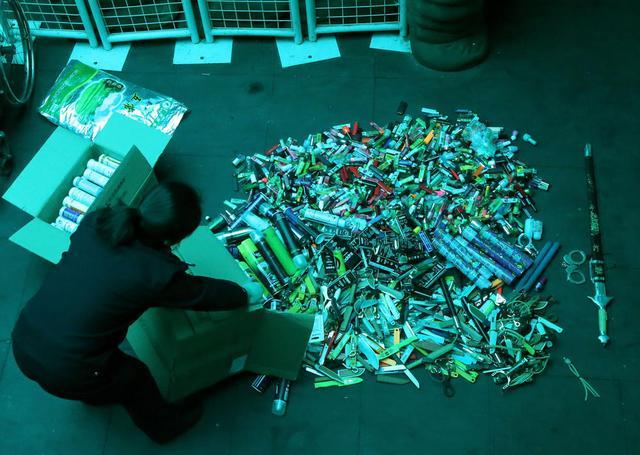 北京火车站安检查出违禁品3万余件 含长剑手铐