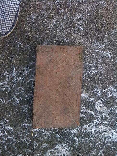 请问这种墓砖是那个朝代的值钱吗