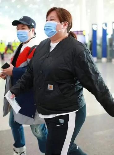 贾玲和沈腾其实很相似,且不说他们都是喜剧明星,在颜值上两人都曾有过