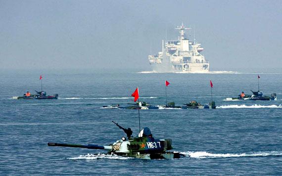 资料图:2005年中俄军演中中国海军陆战队装甲群涉水登陆