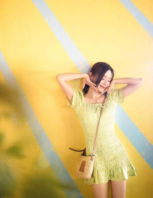 袁姗姗晒美照,穿牛油果绿连身裙变清纯少女,撞衫娜扎却输在身高