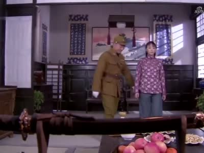 战地鬼子欺负花姑娘谁知姑娘比鬼子还厉害竟把鬼子绑着
