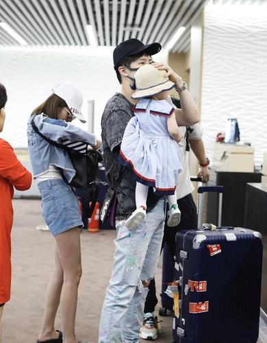 颖儿与付辛博怀抱女儿小月亮现身机场,一家三口十分温馨幸福
