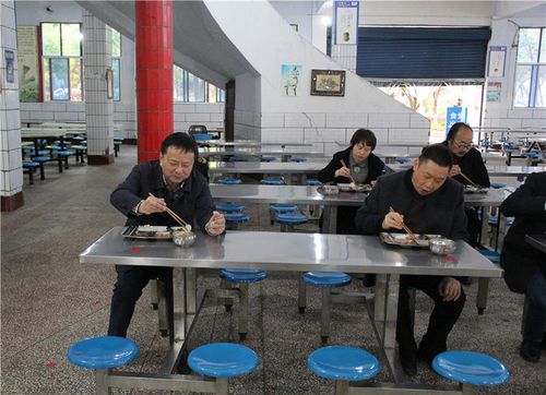 广安:护航开学第一餐 市场监管局长学校食堂陪餐