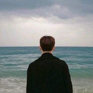穿黄衣服男生面朝大海的头像