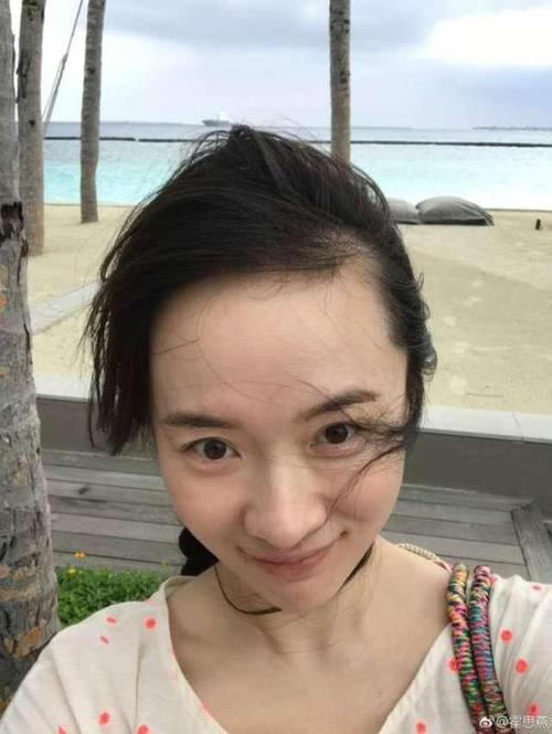 海边的风吹动霍思燕的发丝,潇洒飘逸,哎,霍思燕真的超美,即使裸妆素颜