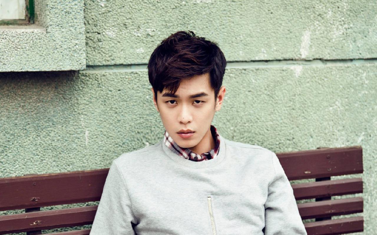 帅气型男张若昀写真宽屏壁纸大全