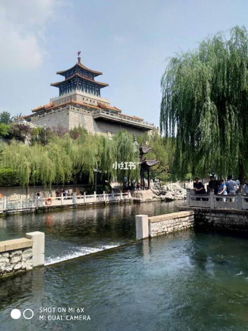 解放阁是"泉城"——济南市的著名景点,位于原济南旧城城墙东南角,黑虎