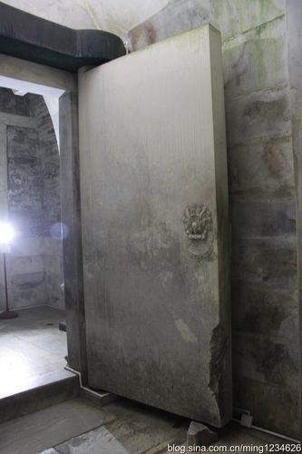 被撞坏的石门.由于国力衰弱,自慕陵起地宫内不再雕有经文,佛像.